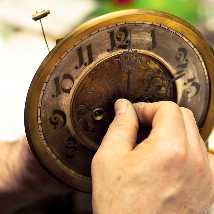 changing time on antique clock